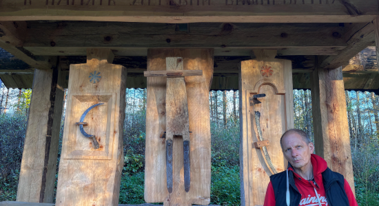 Валентин Карелин у созданного им памятного знака деревне Вишневатка © Мария Дятлова