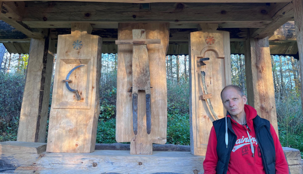 Валентин Карелин у созданного им памятного знака деревне Вишневатка © Мария Дятлова