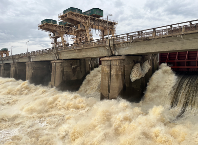 <p>Тихая гладь Волги и бушующая ГЭС&nbsp;</p>