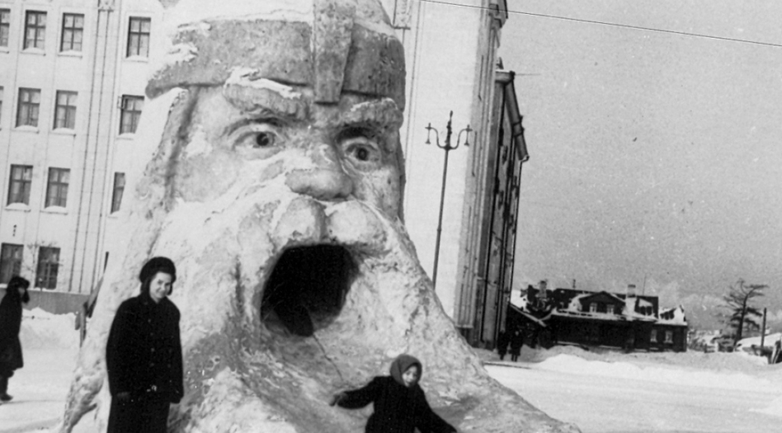 Ледяная горка на Театральной площади, 1955 год © Пешком по Вятке / ВКонтакте