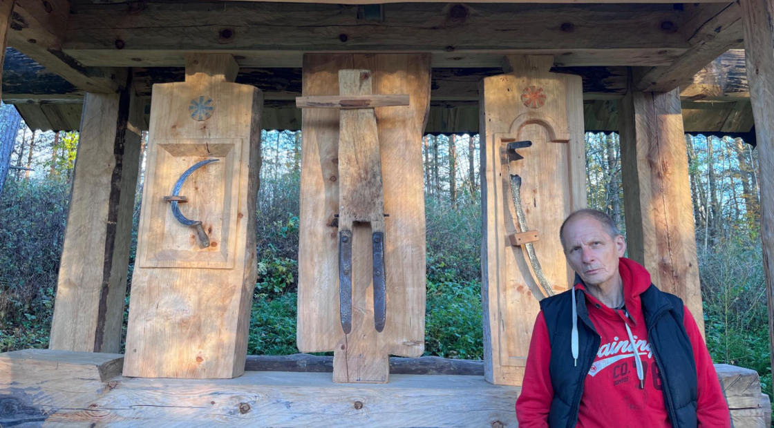 Валентин Карелин у созданного им памятного знака деревне Вишневатка © Мария Дятлова