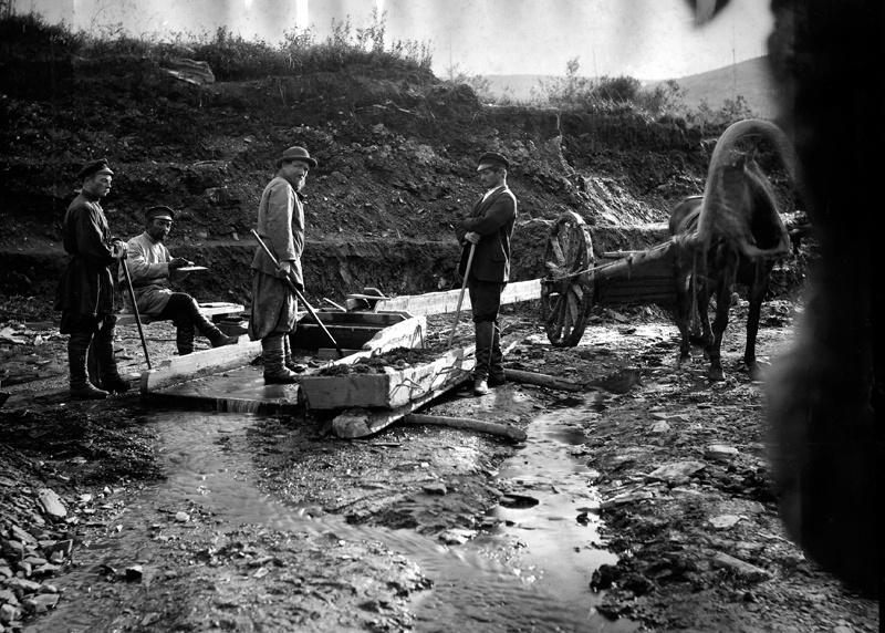 Члены старательной артели за промывкой проб золота на Сахалине, 1902 год