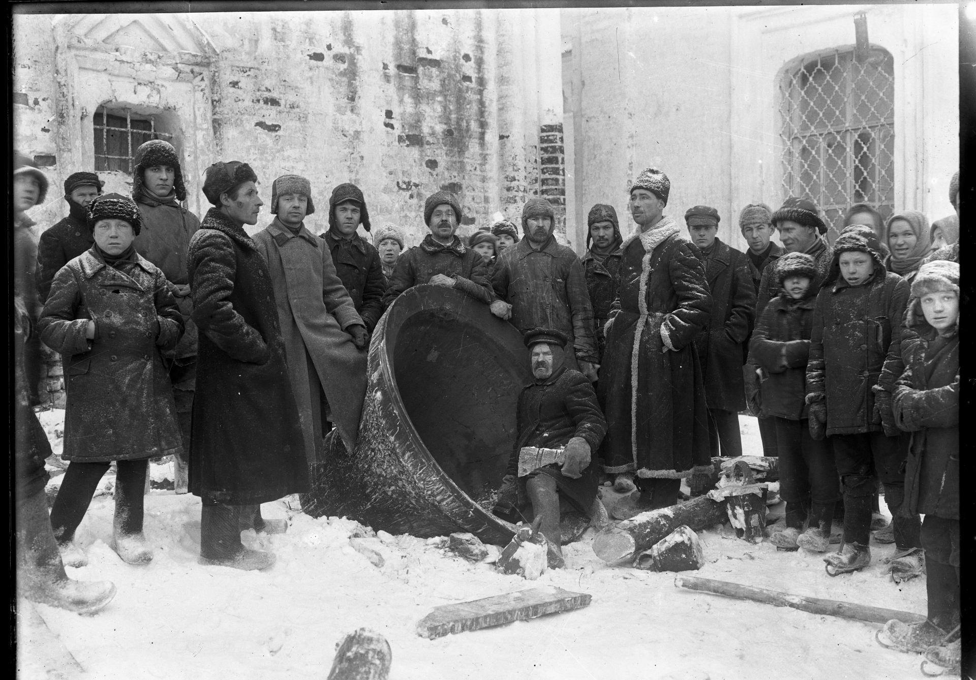 Сбрасывание колоколов с колокольни Староторжского монастыря, 1930 год © Михаил Смодор