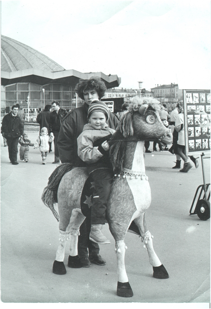 У цирка на проспекте Вернадского, 1990 год © Из личного архива Ольги Казаковой