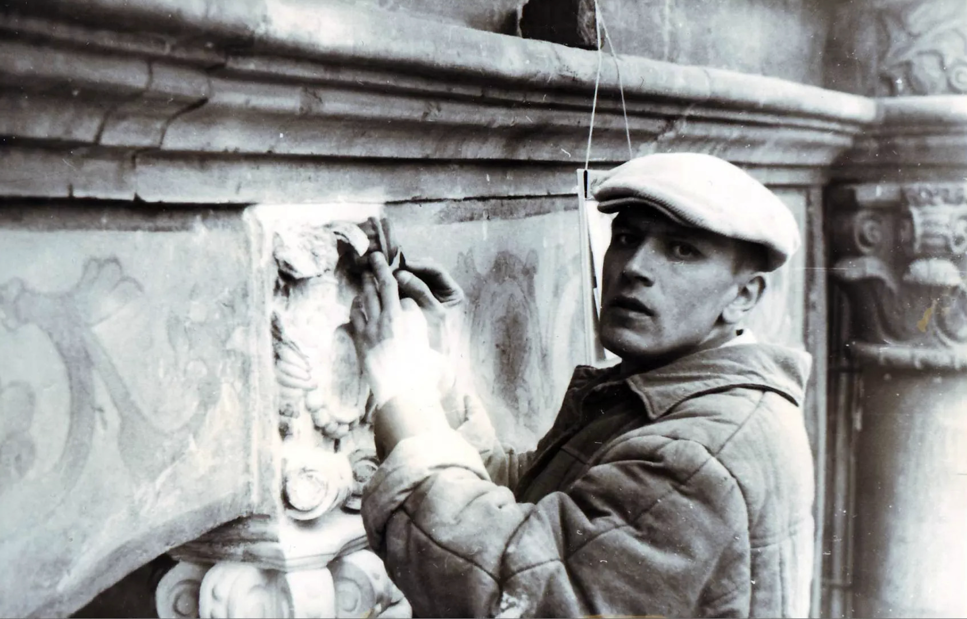 Реставратор Владимир Ивлев в Крутицком подворье, 1991 год © Игорь Алексеев Реставратор Владимир Ивлев в Крутицком подворье, 1991 год © Игорь Алексеев
