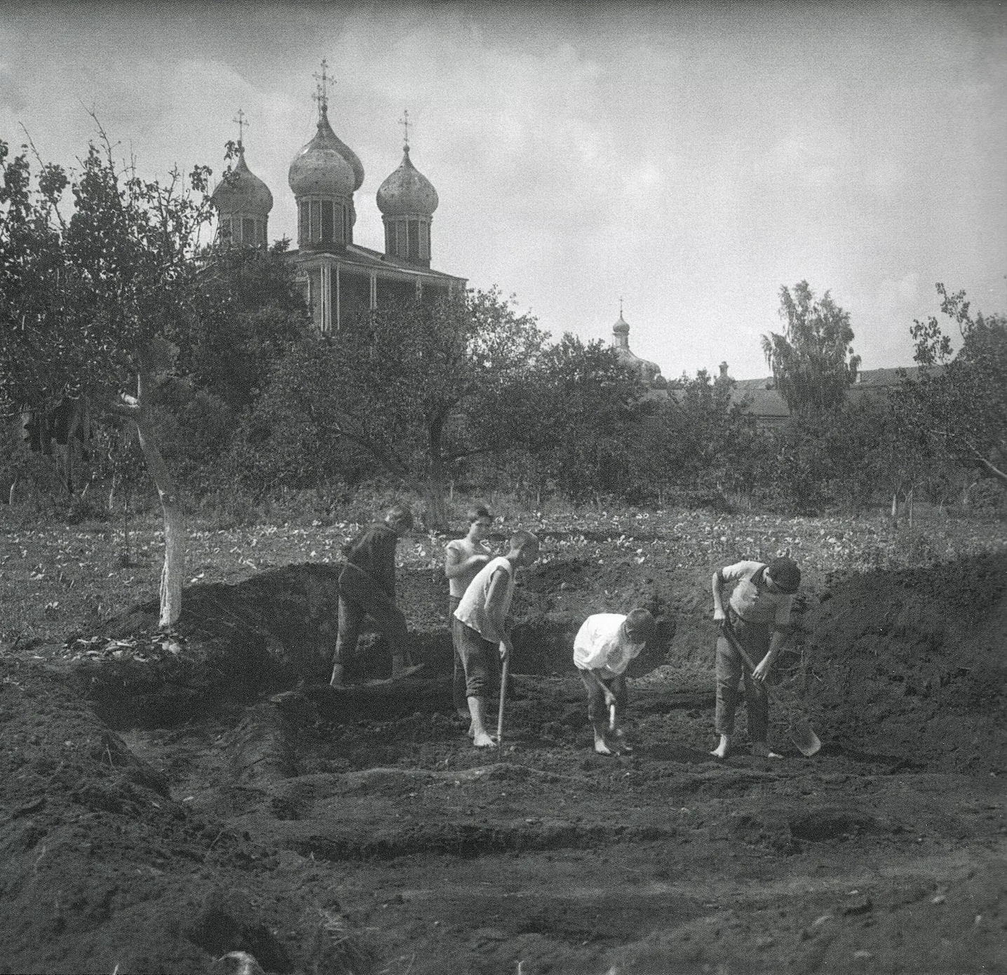 Школьники на археологических раскопках в Рязани, 1931 год © Альбом-каталог «Рязанский кремль в фотографиях XIX–XXI веков» Школьники на археологических раскопках в Рязани, 1931 год © Альбом-каталог «Рязанский кремль в фотографиях XIX–XXI веков»