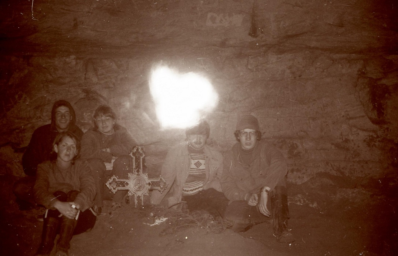 У символической могилы Белого Спелеолога, 1985 год © Саблинская практика! Геологи СПбГУ / ВКонтакте У символической могилы Белого Спелеолога, 1985 год © Саблинская практика! Геологи СПбГУ / ВКонтакте
