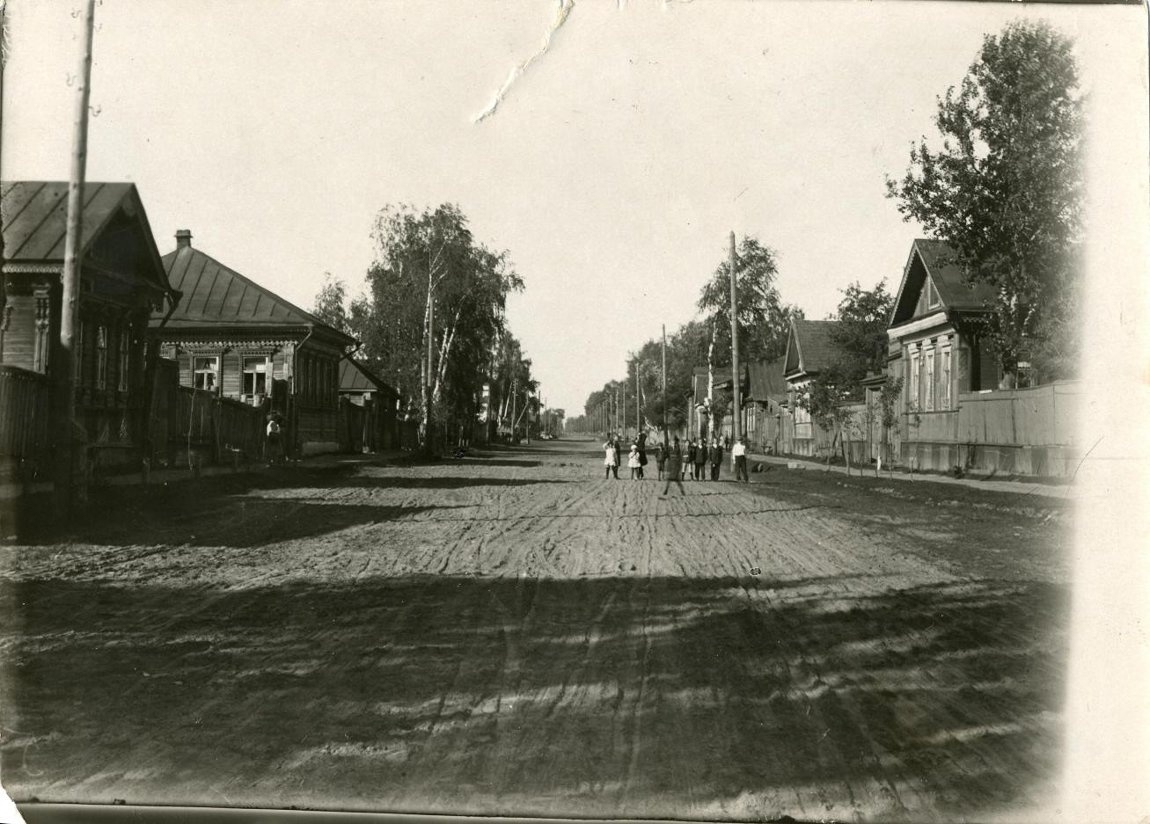 Пролетарская улица, на которой жила Тамара. Фотография Е. М. Пирожкова, конец 1930-х годов © Моя Молога Пролетарская улица, на которой жила Тамара. Фотография Е. М. Пирожкова, конец 1930-х годов © Моя Молога
