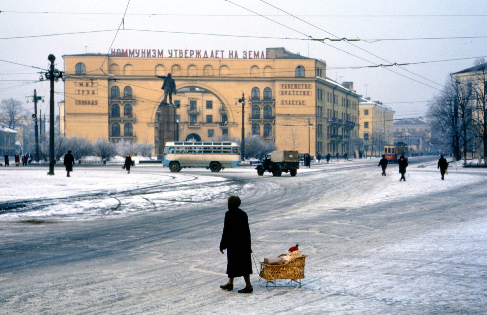 «Дом с аркой» 1935–1936 года по проекту Михаила Парусникова и Ивана Соболева на Красной площади в Ярославле — еще один пример элитного жилья с неотъемлемыми комнатами для домработниц. Фотография Томаса Тэйлора Хаммонда, 1964 год © WikiCommons