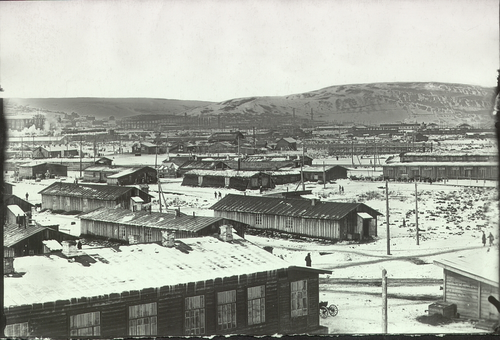 Жилье барачного типа на Кузнецкстрое (с 1932 года — Новокузнецк), 1931 год. В первые годы строительства комбината 95% рабочих жило в бараках и землянках © Государственный архив Кемеровской области