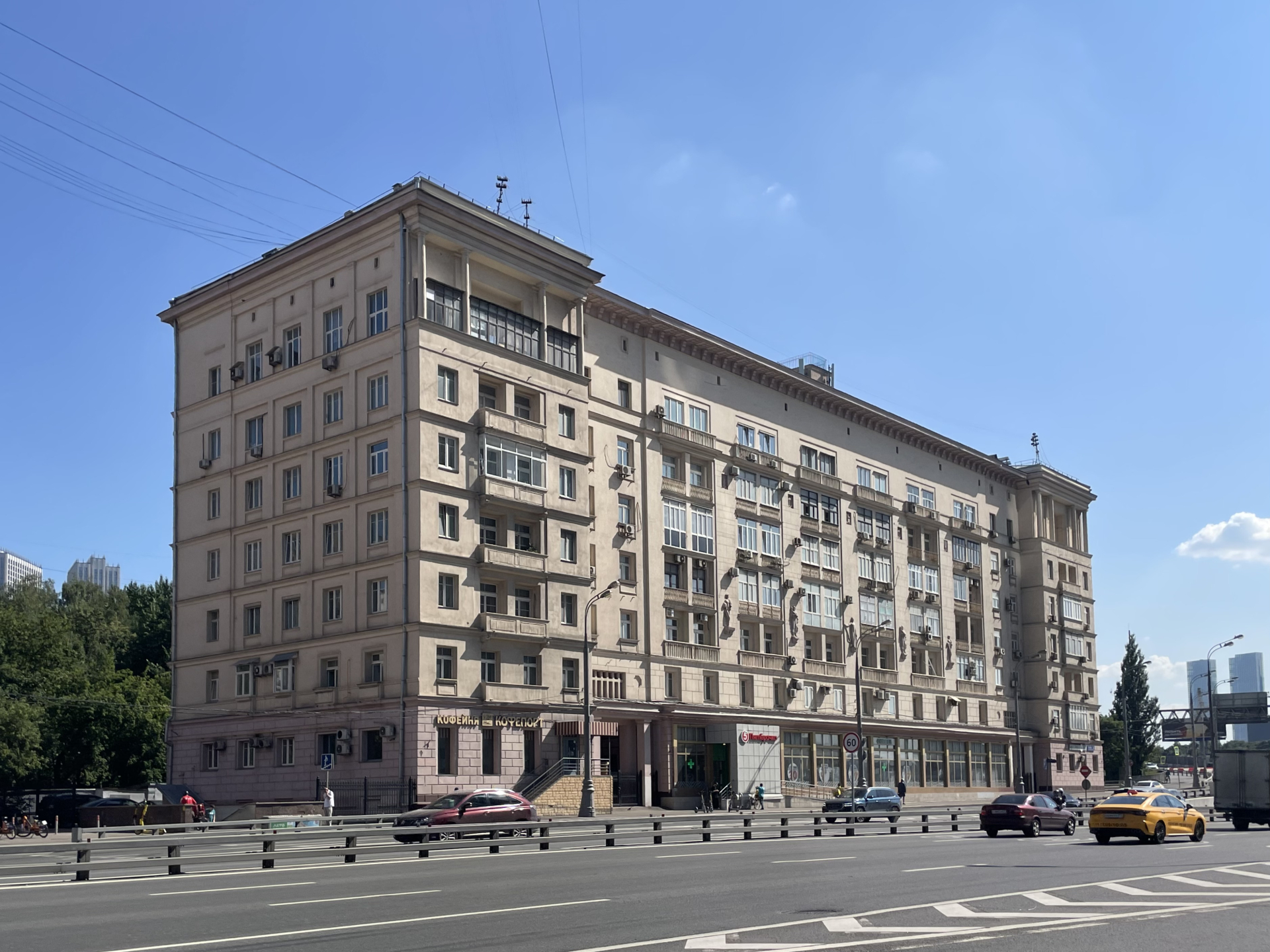 Дом Белорусско-Балтийской железной дороги на Беговой улице в Москве © В лесах