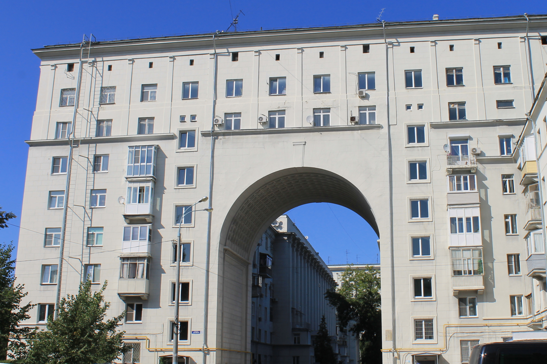 Больше всего домов с квартирами высокого уровня проектировалось в 1930-е годы для Москвы и Ленинграда. В других городах домов с «черными» лестницами было относительно мало. Их можно найти, например, в Нижнем Новгороде — в частности, в доме на проспекте Октября, 23 по проекту Ильи Голосова 1936 года © Olga-lisenkova / WikiCommons