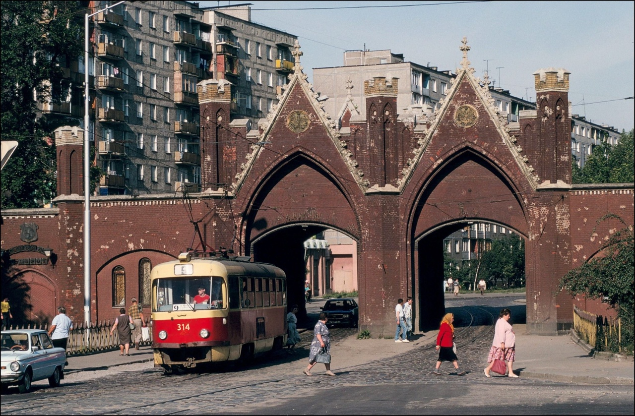 Бранденбургские ворота в Калининграде и историческая брусчатка, 1991 год © Charles Hires / Getty Images