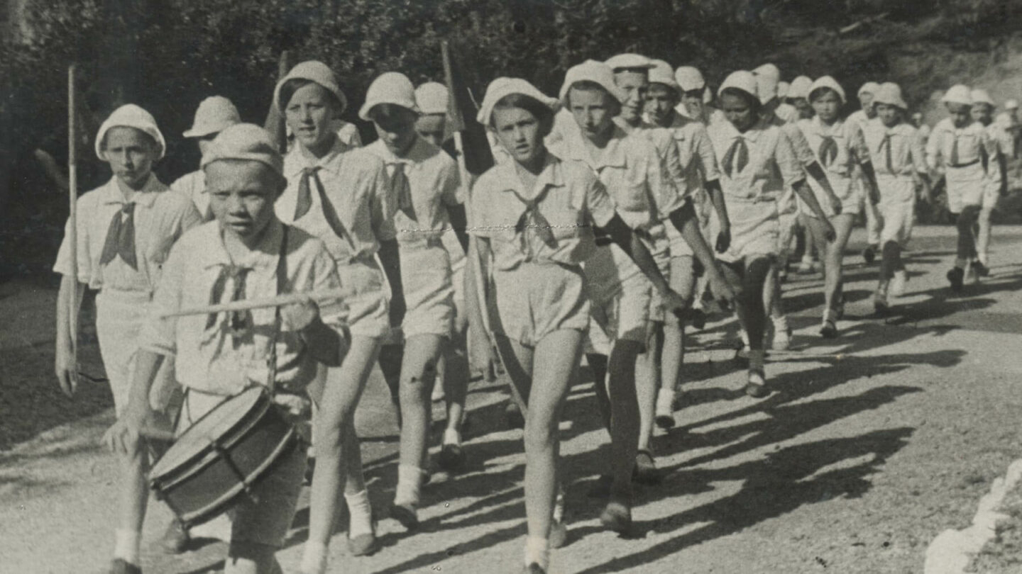 Испанские пионеры и пионерки на марше, 1930-е годы © utorontopress.com Испанские пионеры и пионерки на марше, 1930-е годы © utorontopress.com