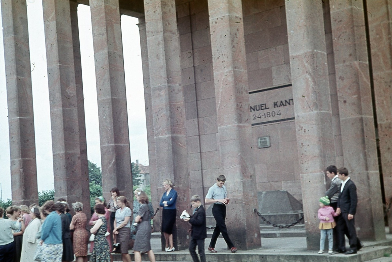 На могиле Иммануила Канта, 1965 год © Старый Калининград / ВКонтакте