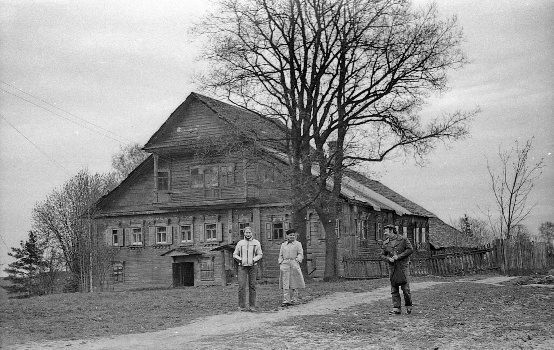 Туристы в деревне Лампово, 1985–1990 годы © oitru / pastvu.com