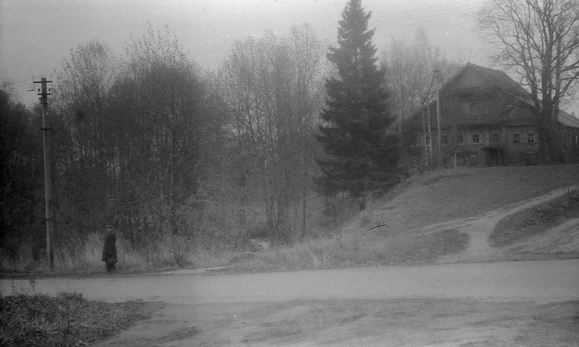 У дома Прохоровых, самого большого в Лампово, 1985–1990 годы © oitru / pastvu.com
