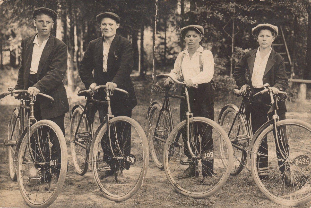 Ламповские велосипедисты, 1930-е годы © Тепло и Лампово / Telegram Ламповские велосипедисты, 1930-е годы © Тепло и Лампово / Telegram
