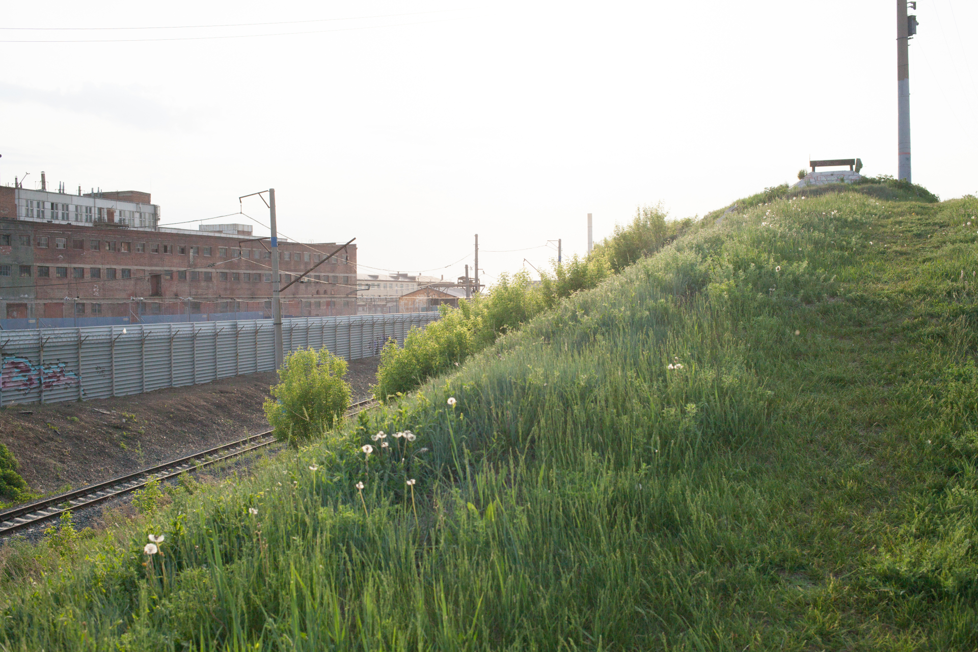 Холм между железнодорожными путями в районе улицы Спартака © Янина Болдырева