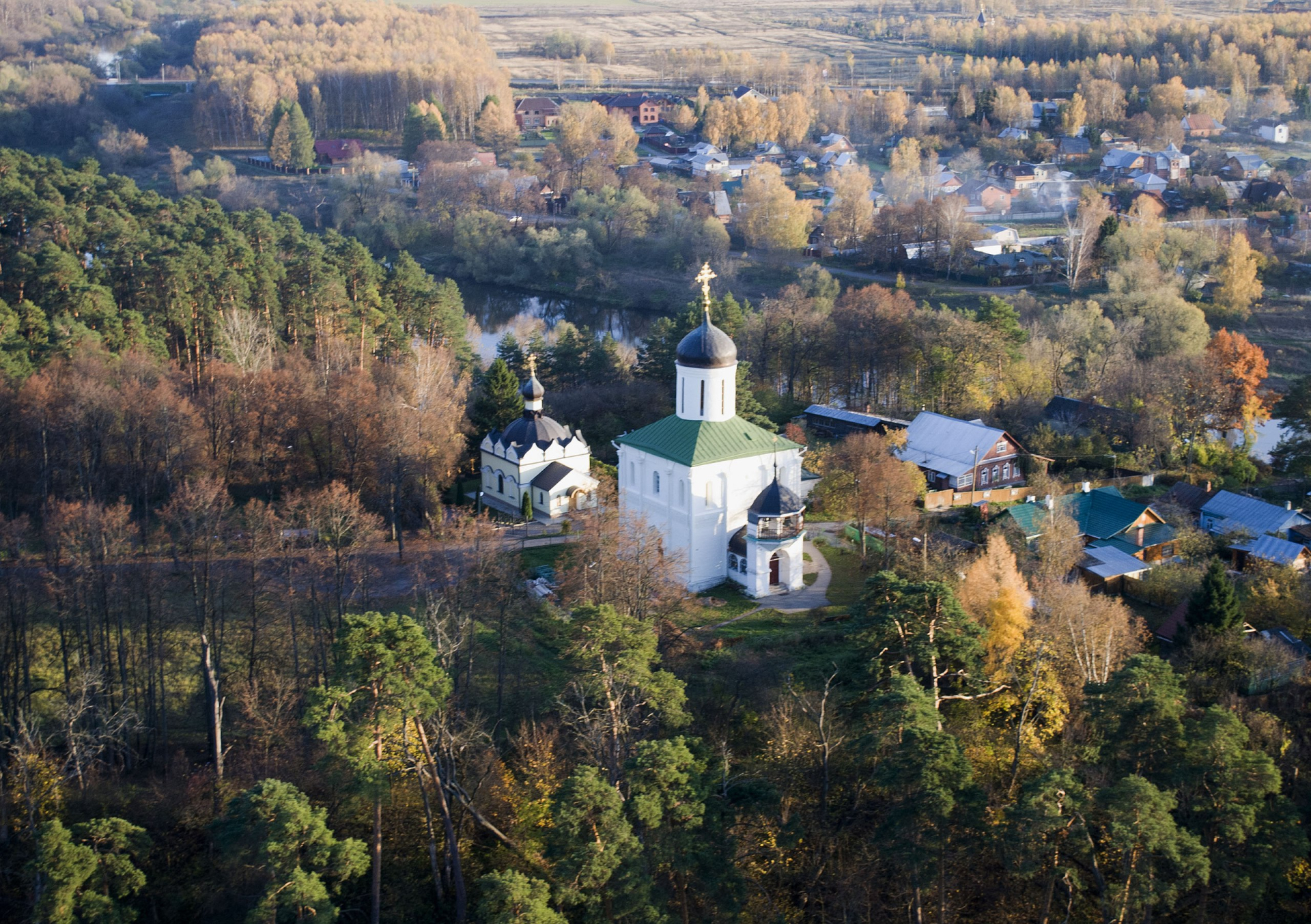 Вид на Успенский собор на территории Звенигородского городка (кремля) © paraportator / WikiCommons Вид на Успенский собор на территории Звенигородского городка (кремля) © paraportator / WikiCommons