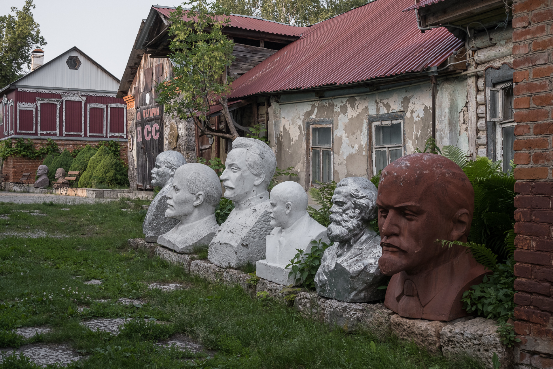 Во дворе Музея истории КПСС © Наташа Лозинская