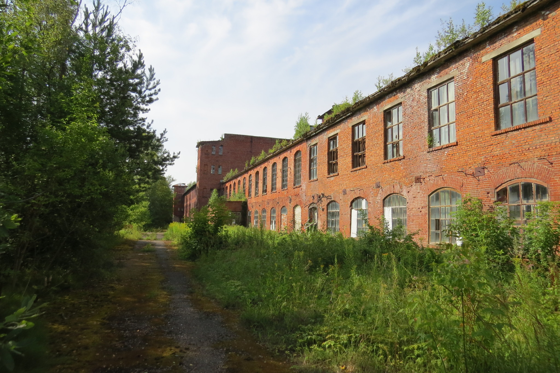 Заброшенная шерстопрядильная фабрика имени Розы Люксембург в поселке Волга Ярославской области © Дмитрий Сасин