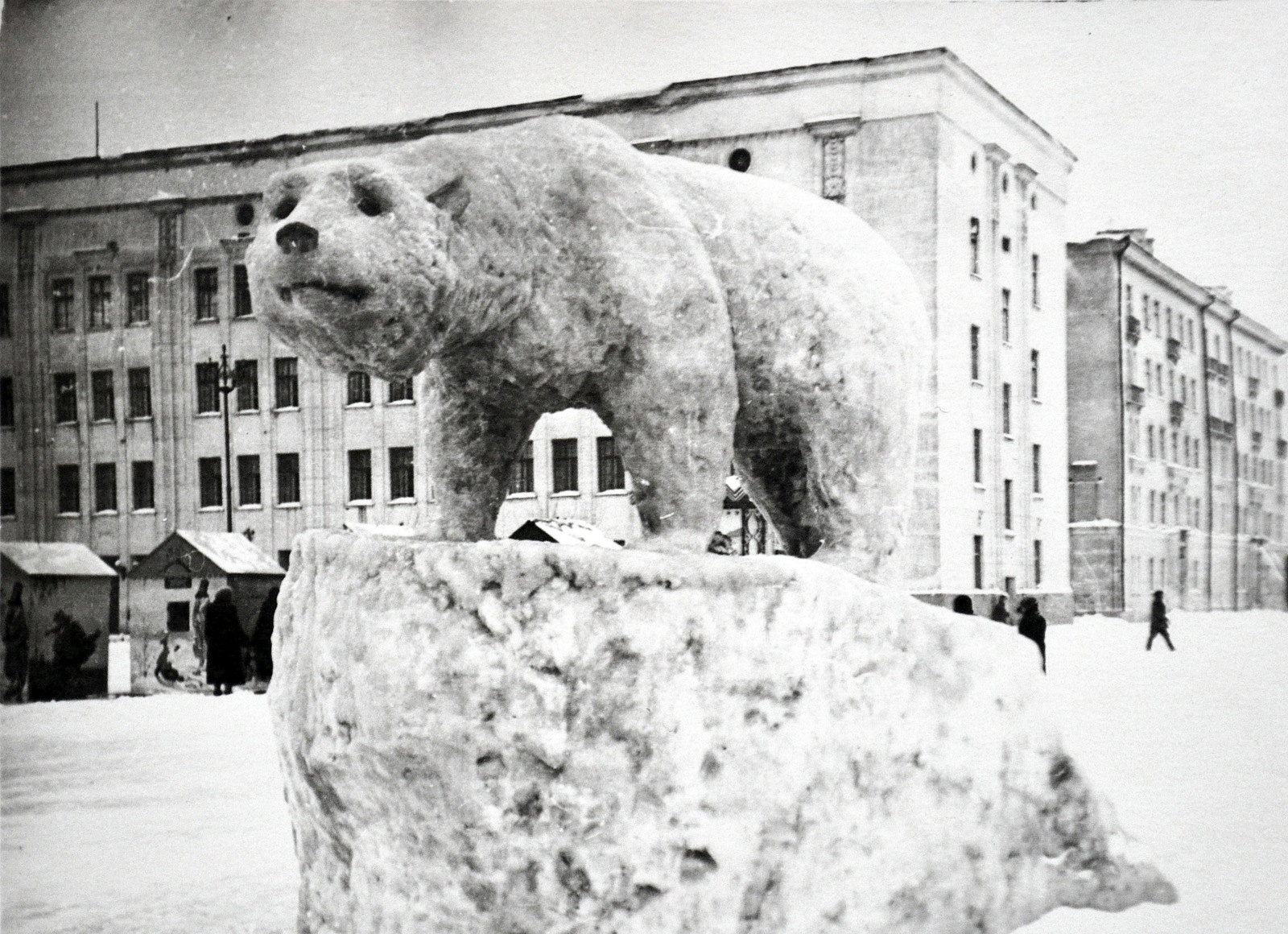 Скульптура медведя на Театральной площади © Пешком по Вятке / ВКонтакте