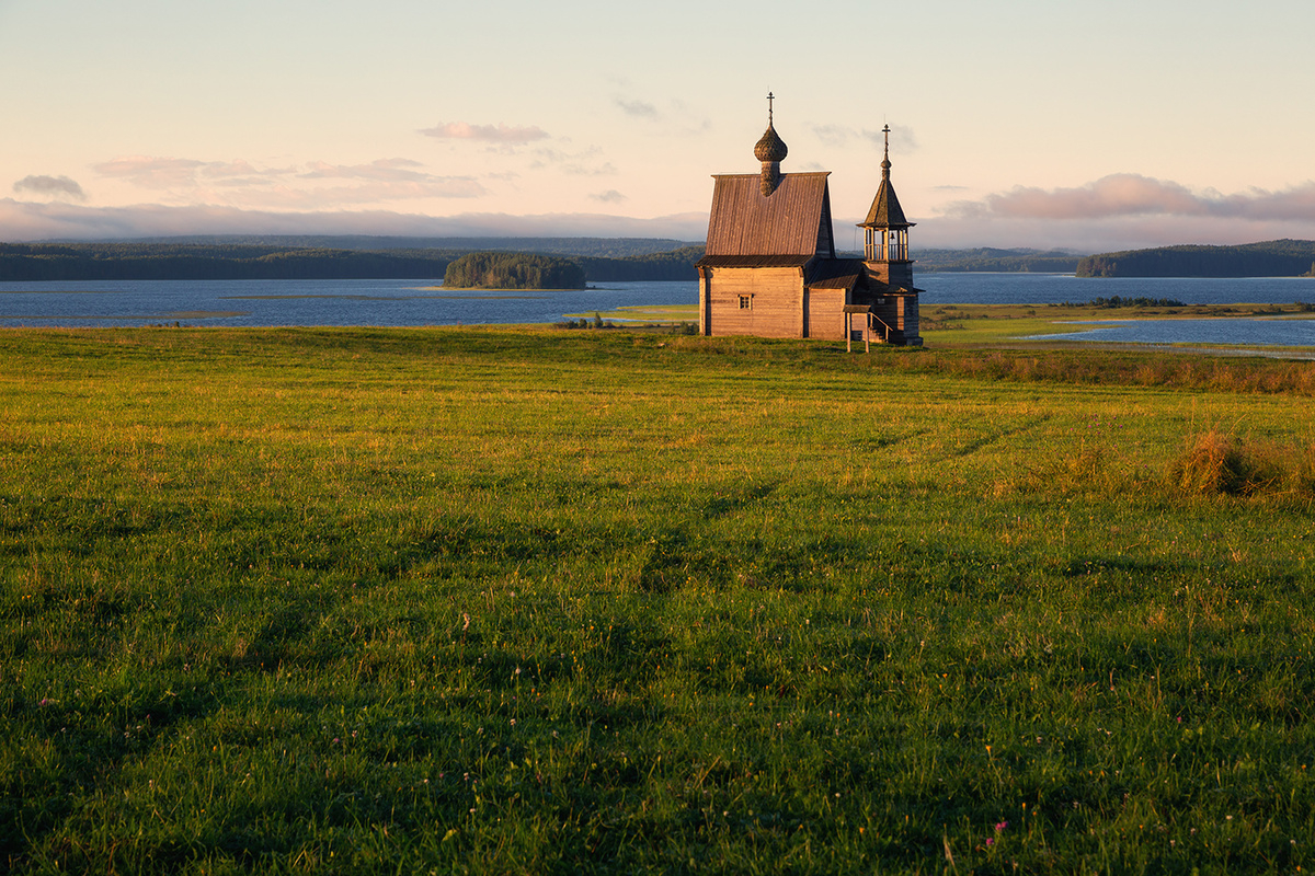 Андрей и сегодня продолжает ездить на Север. Это фото, сделанное на рассвете в деревне Вершинино Архангельской области, он назвал одним из лучших снимков за прошлый год © Андрей Белавин