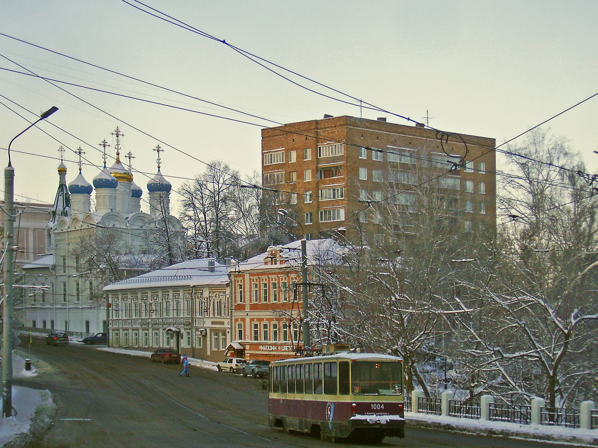Вид на улицу Добролюбова и церковь Жен-Мироносиц в Нижнем Новгороде © Алексей Белобородов / WikiCommons