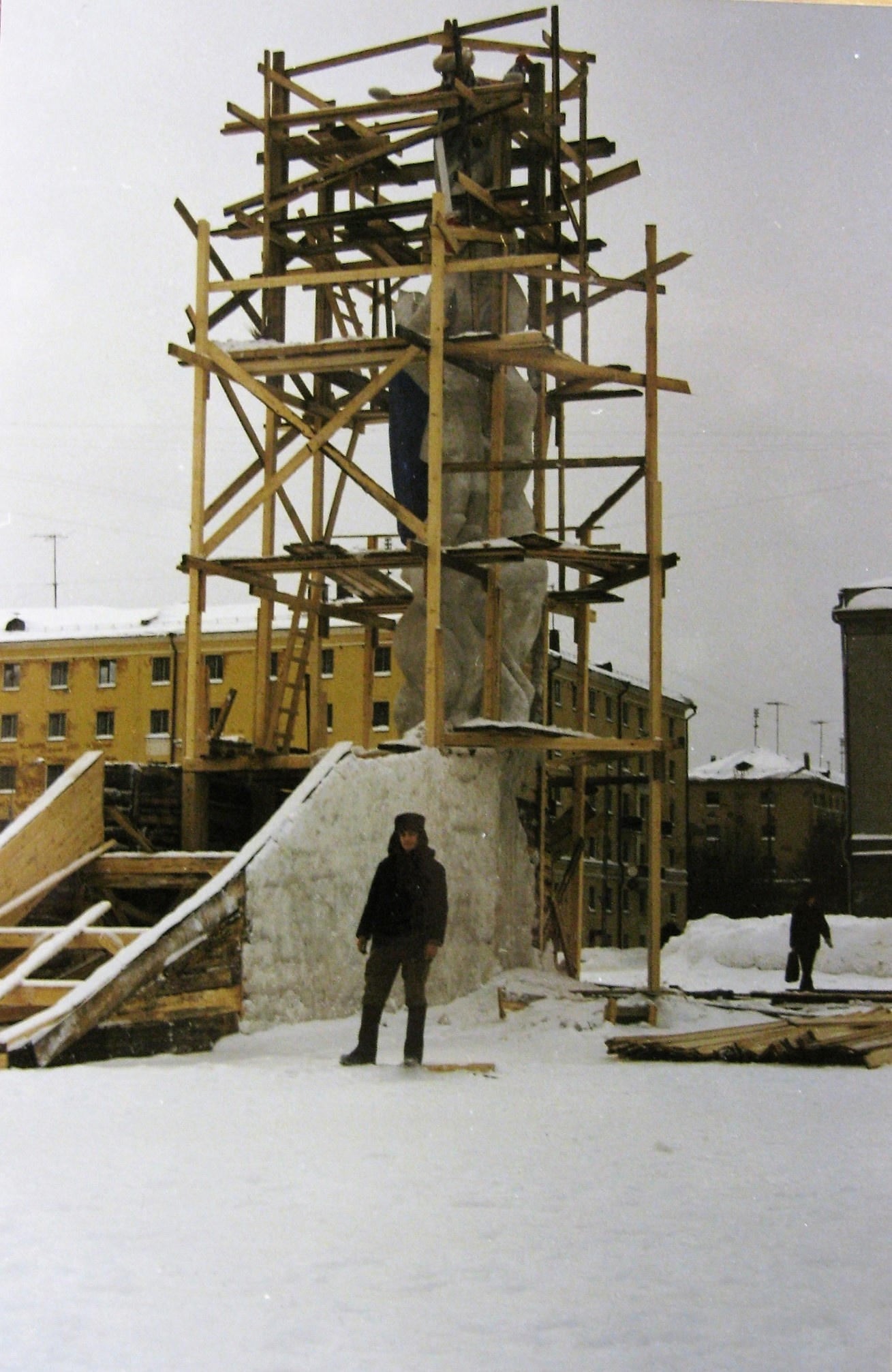 Строительство горки и ледяной скульптуры, 1997 год © Алексей Лихачев