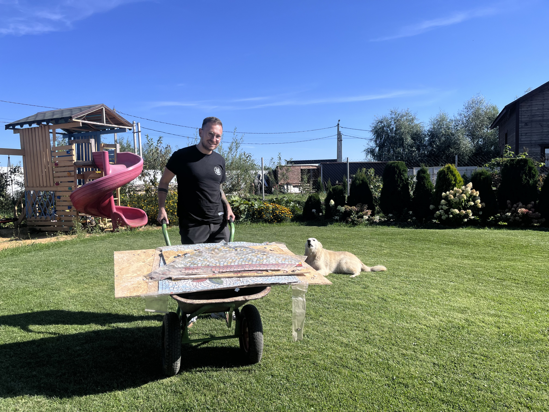 Максим Полкунов на дачном участке, где он реставрирует мозаики © «РегАспект» 