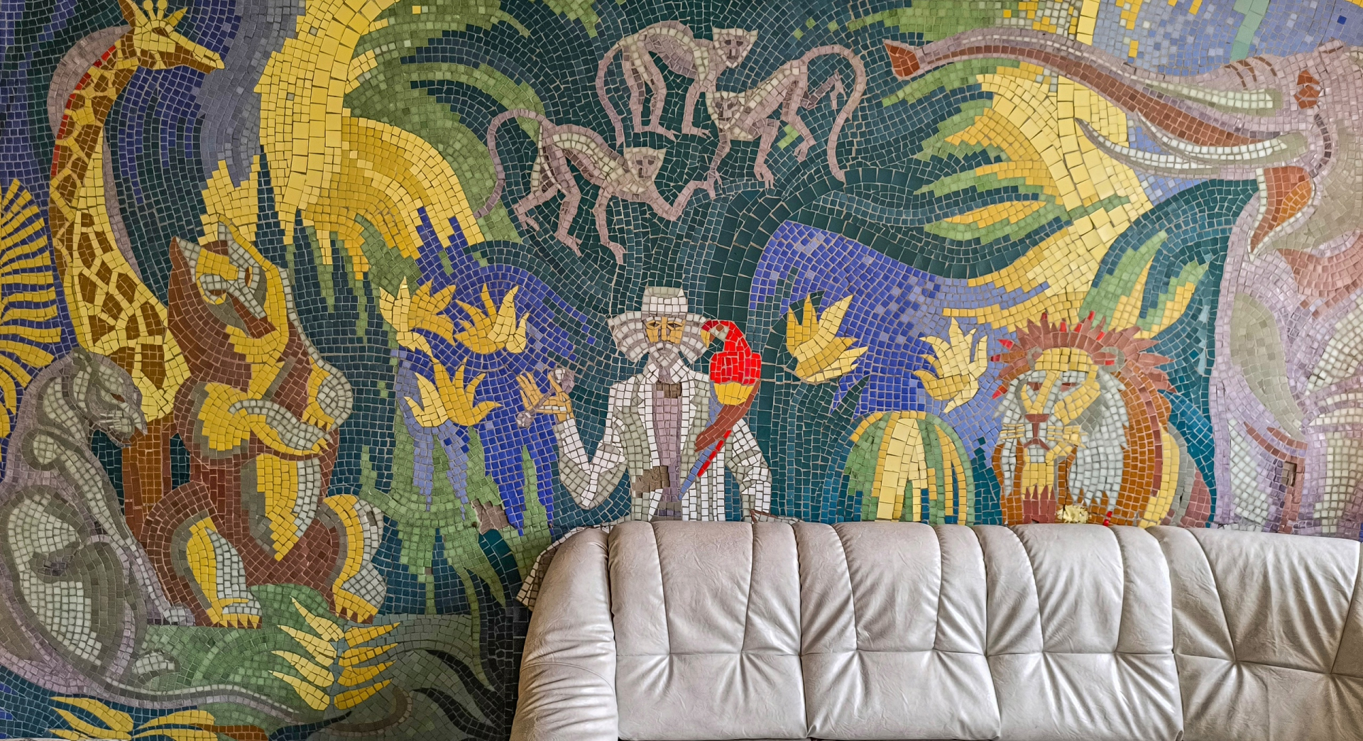 Мозаика с Айболитом из бывшей детской поликлиники © Сообщество ВК «Новгород монументальный»