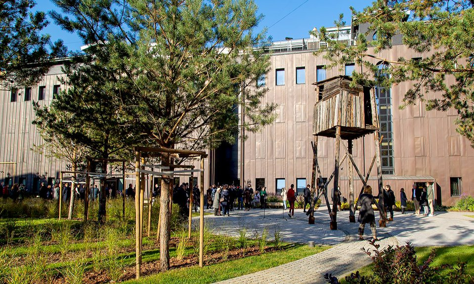 Сад Памяти во дворе Музея истории ГУЛАГа с репликой лагерной вышки © Государственный Музей истории ГУЛАГа