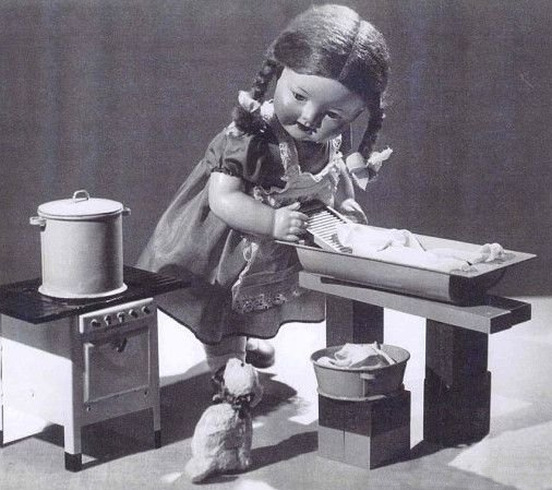Кукла с атрибутами для «ведения домашнего хозяйства», конец 1950-х — начало 1960-х годов © Автор не установлен