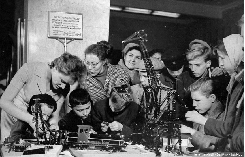 Демонстрация от Московского завода механической и заводной игрушки в торговом зале «Детского мира», Москва, конец 1950-х — начало 1960-х годов © Автор не установлен