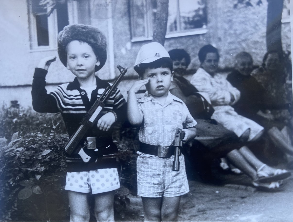 Советские дети с игрушечным оружием, 1960-е годы  © Автор не установлен