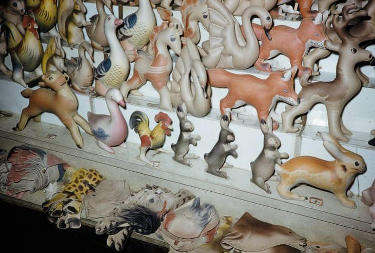 Фигурки животных на полках «Детского мира», Москва, конец 1950-х — начало 1960-х годов © Харрисон Форман