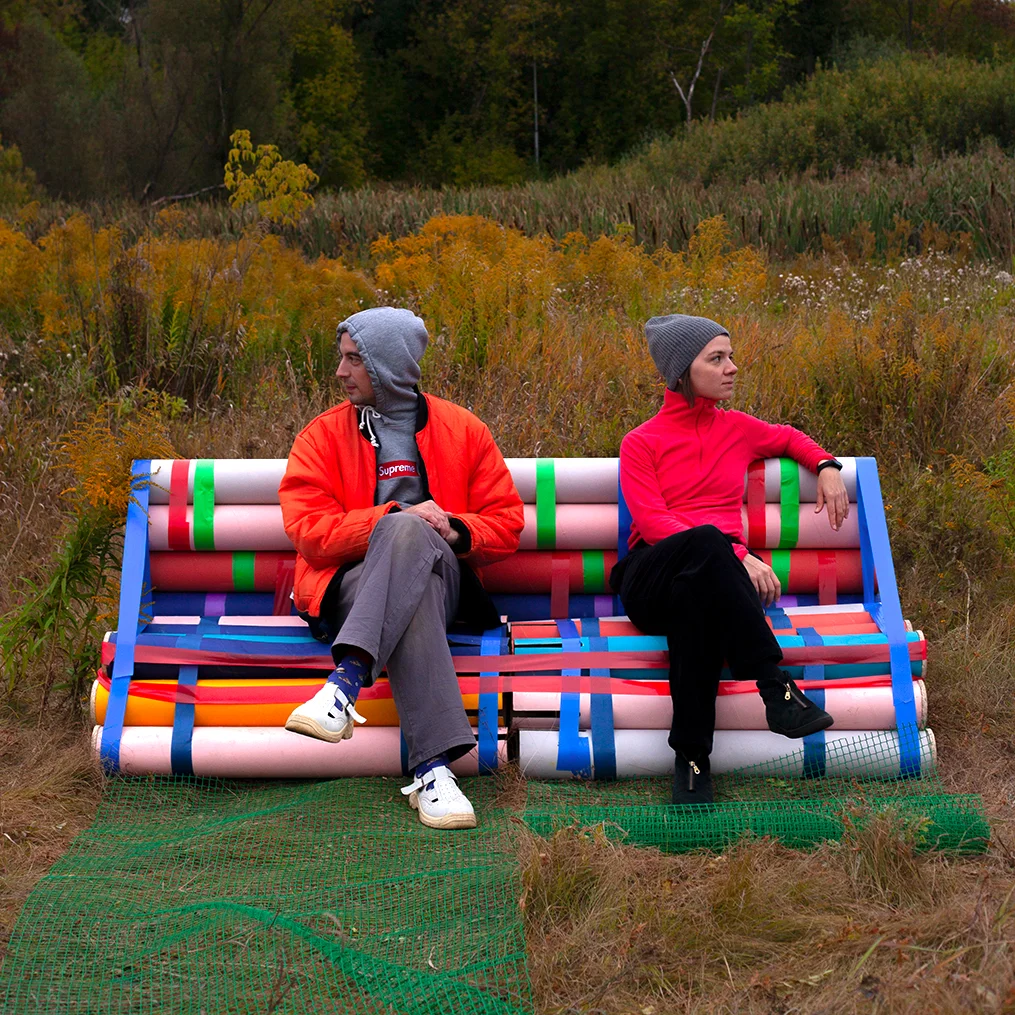 Алексей Меркушев и Мария Зимина на диване в луговой гостиной © mera makers