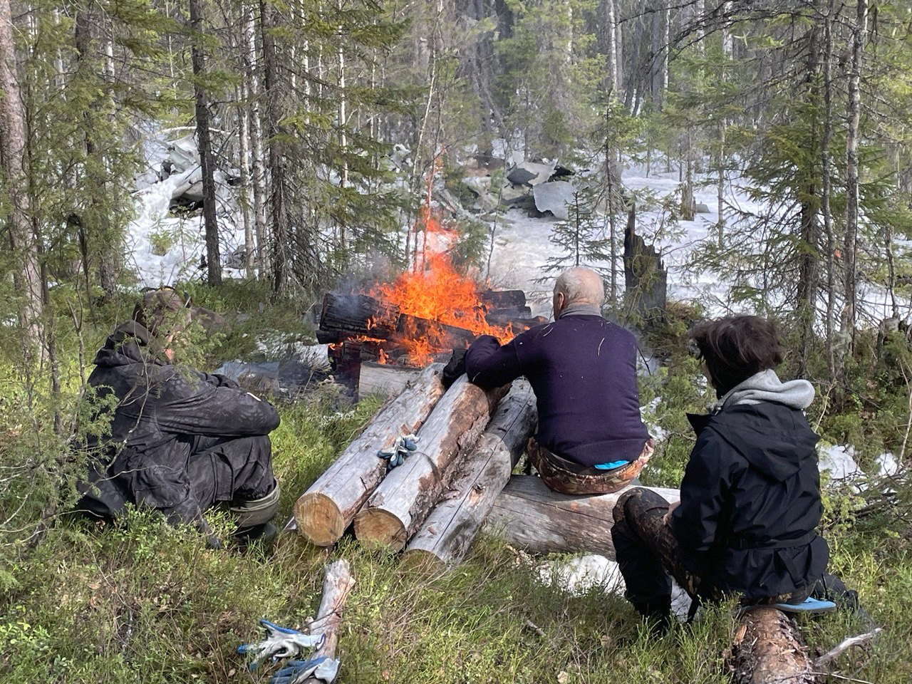 Фото из экспедиции. Привал рядом с останками разгонного блока ракеты «Союз». Республика Коми, 2024 год © Поля падения