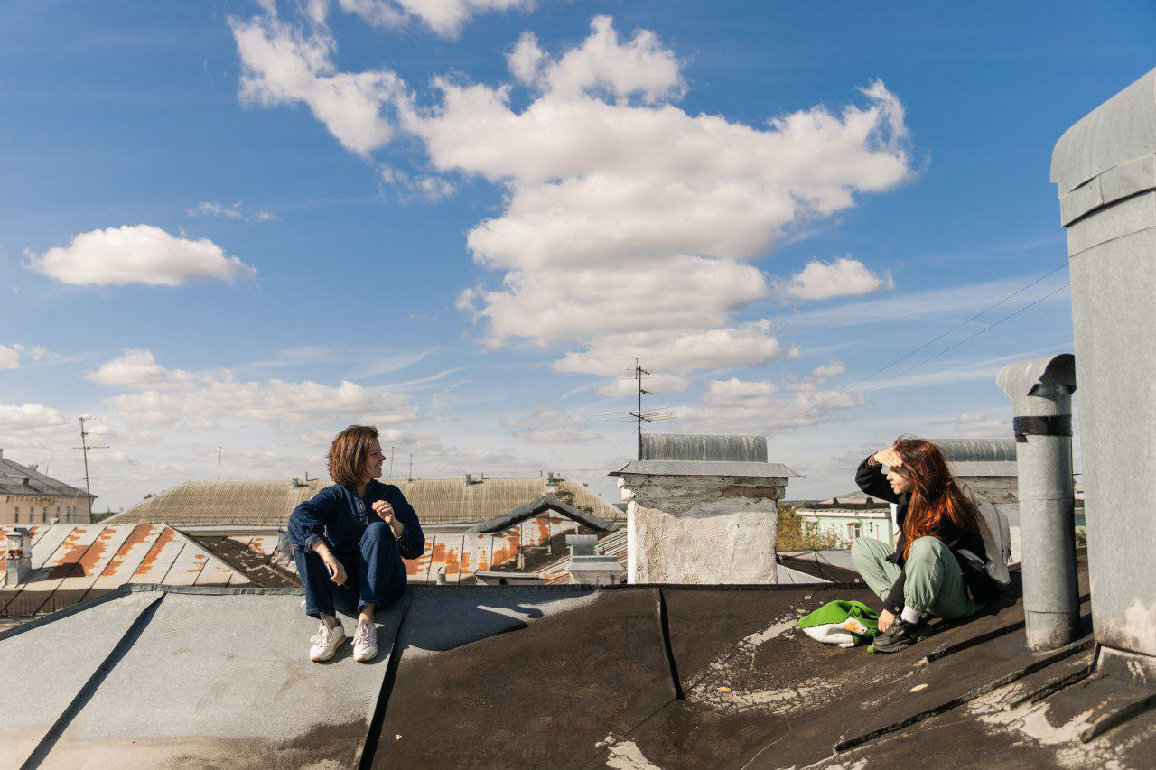Дарья и Мария устанавливают соларокамеру на одной из крыш Сарова © Алексей Меркушев