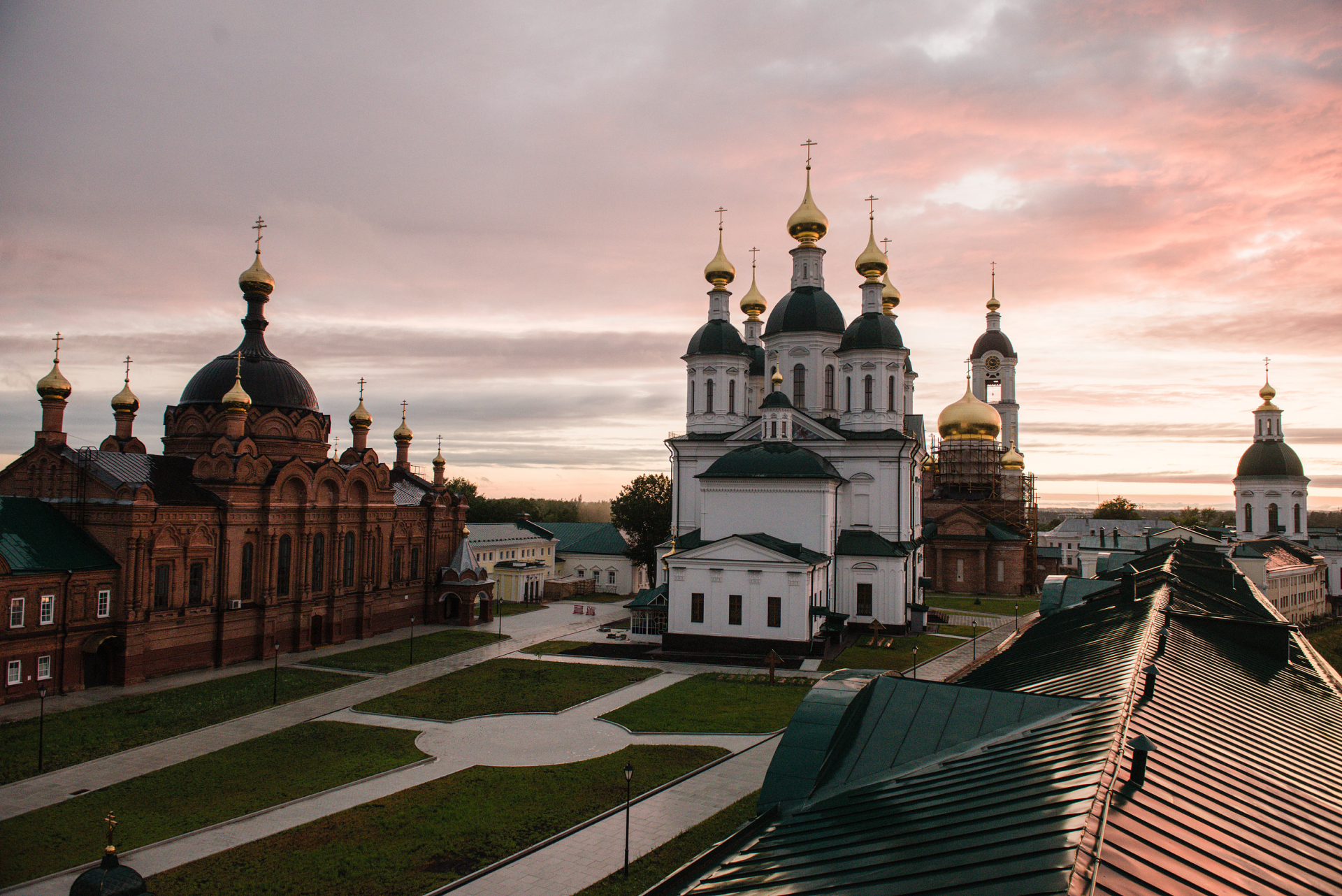 Монастырская площадь во время реновации. Слева — храм Серафима Саровского, где был театр, в центре — Успенский собор © архитекторы.рф