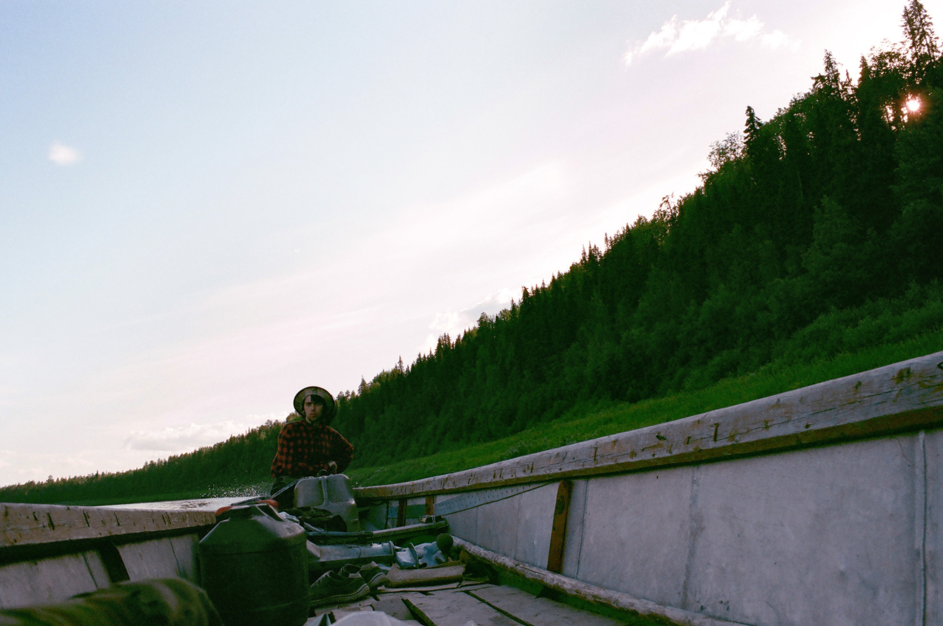 Макар Терёшин у руля лодки, сделанной из обломка ракеты. Архангельская область, 2019 год © Поля падения