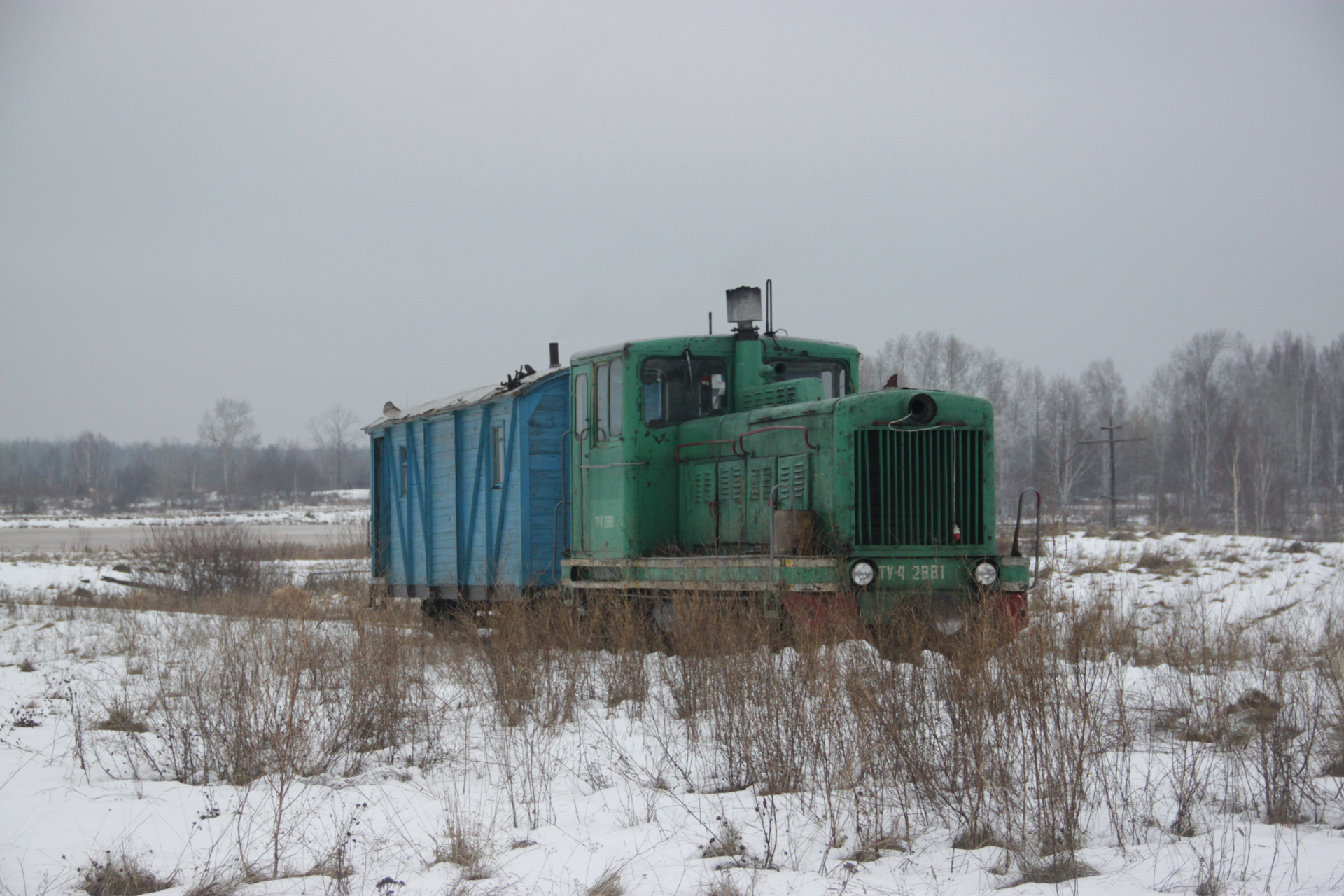 Тепловоз с теплушкой в Березовке © Михаил Кончиц. Заповедные железные дороги. Издательство «Альпина нон-фикшн», 2026