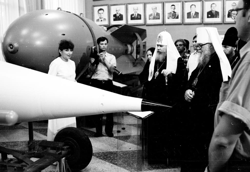 Патриарх Алексий II и митрополит Нижегородский и Арзамасский Николай в музее ядерного оружия в Сарове, 1991 год © Благовест Инфо