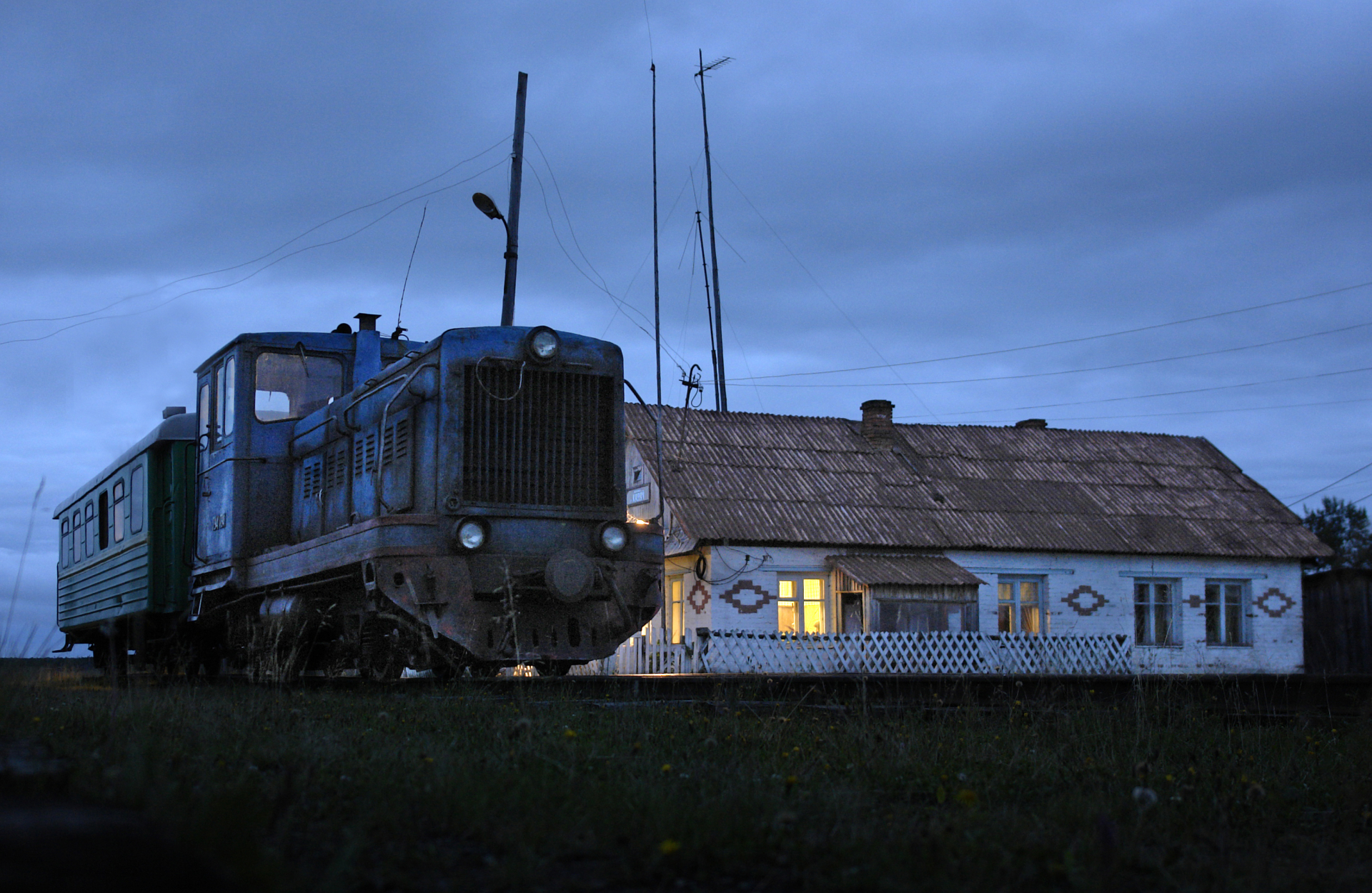 Узкоколейный поезд перед отправлением на Санкино © Михаил Кончиц. Заповедные железные дороги. Издательство «Альпина нон-фикшн», 2026