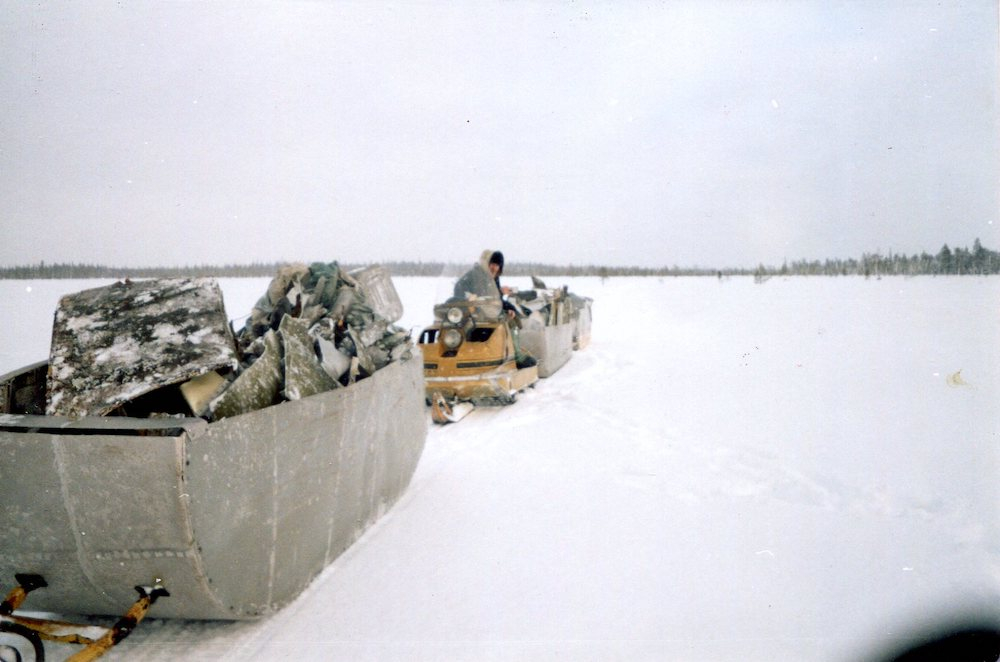 Бригада заготовителей металла вывозит обломки ракеты-носителя на санях, сделанных из ракетного металла. Архангельская область, 2000-е годы © Поля падения