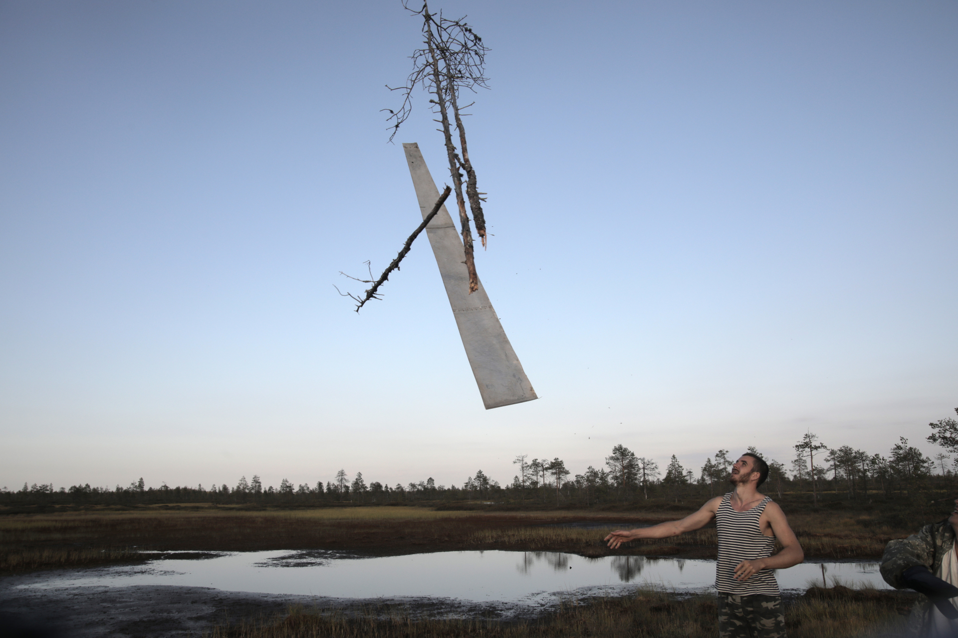 Бэкстейдж со съемки постановочной фотографии. Архангельская область, 2022 год © Поля падения