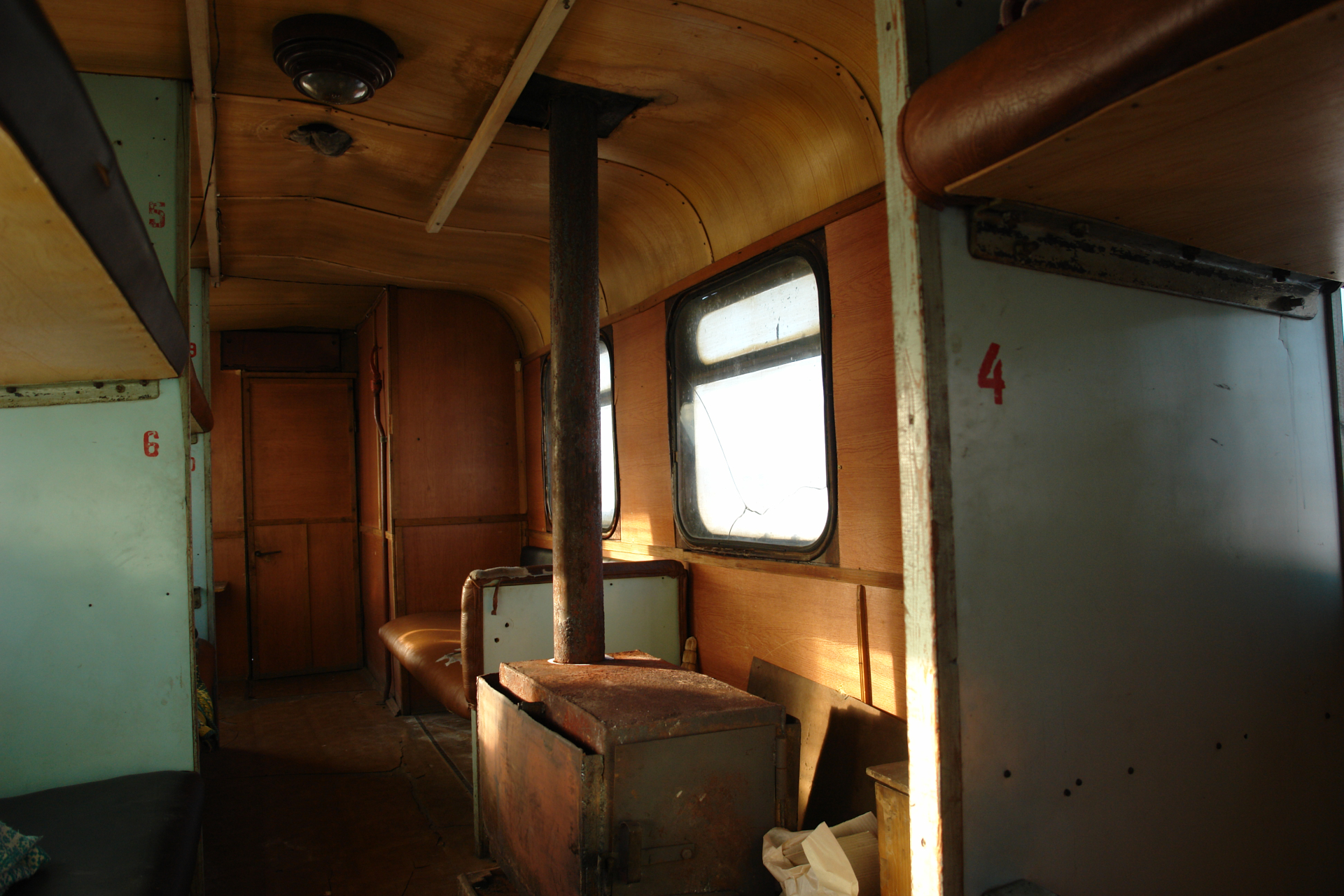 Плацкартный вагон с печкой © Михаил Кончиц. Заповедные железные дороги. Издательство «Альпина нон-фикшн», 2026