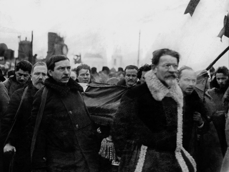 Сталин, Каменев, Томский, Молотов, Калинин и Бухарин несут гроб Ленина, 23 января 1924 года © WikiCommons
