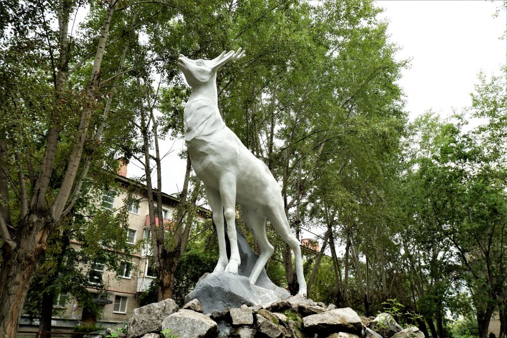 Скульптура оленя после реставрации © turizmkamensk.ru 